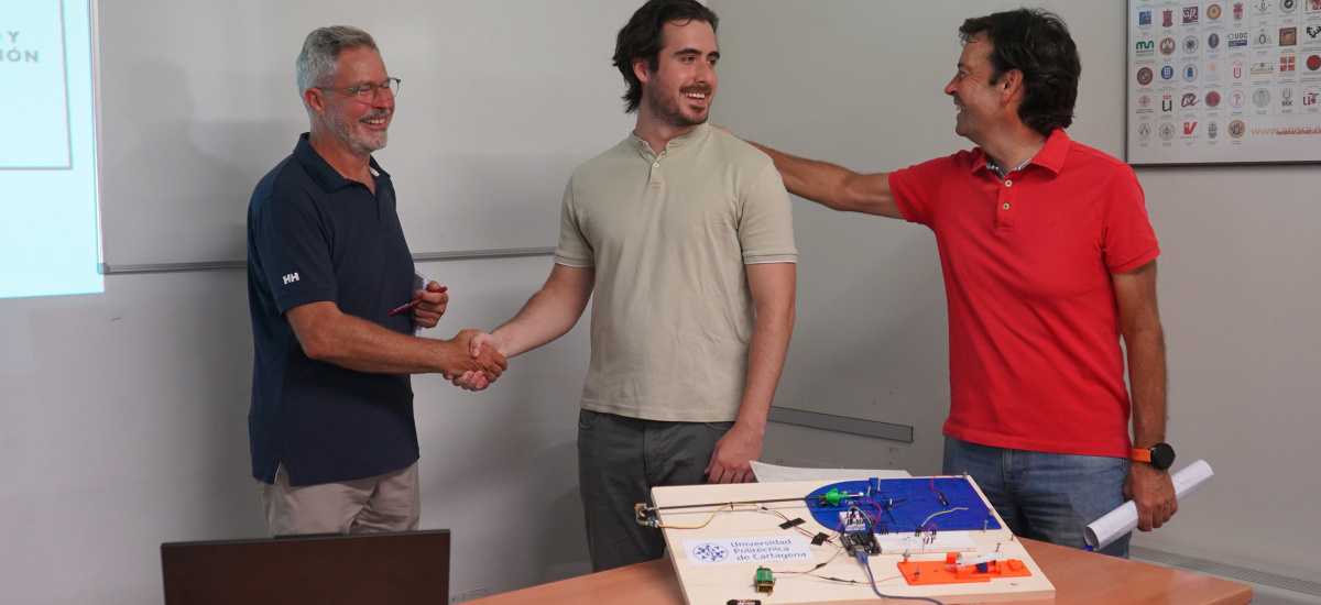 Un estudiante de Industriales construye un prototipo de pinza quirúrgica con materiales inteligentes para realizar operaciones de laparoscopia